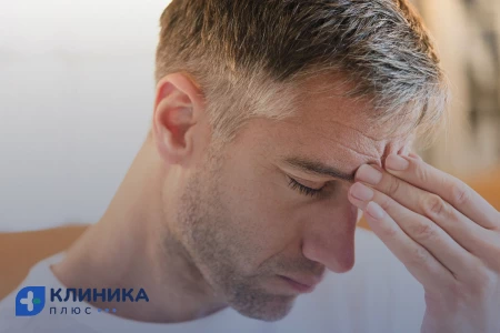 Мужчина держится за голову